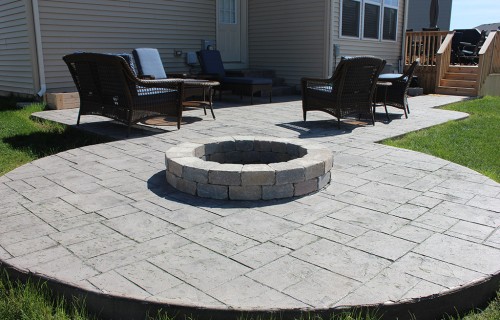 https://www.budsconcreteinc.com/wp-content/uploads/2016/03/Ashlar-Slate-Patio-with-Firepit-500x320.jpg
