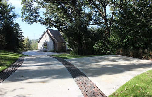 https://www.budsconcreteinc.com/wp-content/uploads/2016/03/Concrete-Driveway-with-Cobblestone-Border-3-500x320.jpg
